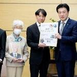 　木原官房長官（右から２人目）に署名を手渡す「横田めぐみさんとの再会を誓う同級生の会」の池田正樹代表。左から２人目は横田早紀江さん＝１９日午後、首相官邸