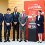 　ＦＩＦＡ関係者らと面会する高市首相（右から２人目）＝１９日午後、首相官邸