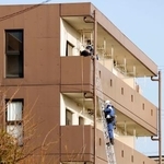 　事件の現場検証が行われた集合住宅＝１９日午後、愛知県豊田市