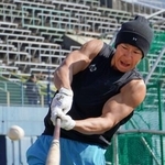 　打撃練習するソフトバンク・柳田＝大分県佐伯市