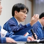 　再稼働が見送りとなり、記者会見で経緯を説明する東京電力柏崎刈羽原発の菊川浩ユニット所長（中央）＝１９日午後、新潟県刈羽村