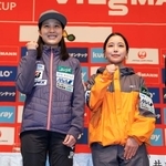 　記者会見で写真に納まるノルディックスキー・ジャンプ女子の丸山希（左）と高梨沙羅＝１９日、山形市