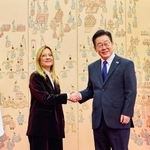 　１９日、ソウルで記念撮影する韓国の李在明大統領（右）とイタリアのメローニ首相（韓国大統領府提供・共同）