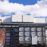 　建屋を覆う大型カバーの屋根が閉じた状態の福島第１原発１号機＝１６日（東京電力提供）