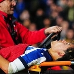 　バルセロナ戦で、担架で運ばれる久保建英＝１８日（ＡＰ＝共同）