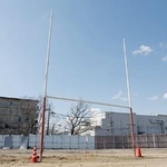 　京都市立伏見工業高跡地のラグビーポール（同市提供）