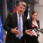 　取材に応じるデンマークのポールセン国防相（左）＝１９日、ブリュッセル（ＡＰ＝共同）