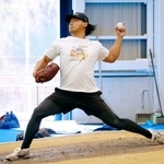 　ブルペンで投球練習するカブス・今永＝高知市