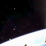 　Ｈ３ロケット１段目と２段目の分離時に搭載カメラで撮影された、衛星とみられる物体（右下）。背景に地球や、飛び散る破片のようなものが見える（ＪＡＸＡの資料から）