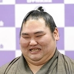 　現役引退の記者会見で笑顔を見せる元幕内の大奄美＝２０日、両国国技館