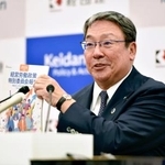 　記者会見する経団連の経営労働政策特別委員会の長沢仁志委員長＝２０日午後、東京都千代田区