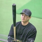 　練習を公開した巨人の泉口＝川崎市のジャイアンツ球場