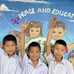 　タイのメソトにある避難民のための学校で笑顔をみせるミャンマーの子どもたち（日本ビルマ救援センター提供）