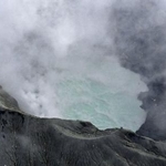 　遊覧ヘリコプターが行方不明になった熊本県・阿蘇山の中岳火口付近＝２０日午後３時４３分（共同通信社ヘリから）