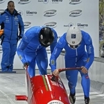 　「下町ボブスレー」で滑走するイタリア代表の男子ペア＝２０２５年１１月、コルティナダンペッツォ（共同）