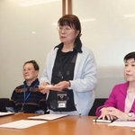 　関係省庁担当者と面会する「長生炭鉱の水非常を歴史に刻む会」の井上洋子代表（右から２人目）＝２０日午後、国会