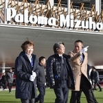 　パロマ瑞穂スタジアムを視察する愛知・名古屋アジア大会推進議員連盟の橋本聖子会長（左端）＝２０日午後、名古屋市瑞穂区