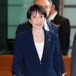 　首相官邸に入る高市首相＝２０日午前、首相官邸