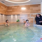 　北朝鮮北東部の咸鏡北道鏡城郡で完工式が開かれた温泉保養所を視察する金正恩朝鮮労働党総書記（右端）＝２０日（朝鮮中央通信＝共同）