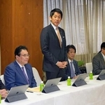 　自民党本部で開かれた政調審議会であいさつする小林政調会長＝２１日午前、東京・永田町