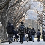 　大学入学共通テストの会場に向かう受験生＝１７日、東京都文京区の東大