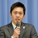 　記者団の取材に応じる大阪府の吉村洋文知事＝２１日午後、大阪府庁