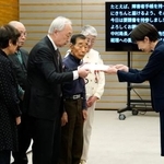 　旧優生保護法を巡る国家賠償請求訴訟の原告らから要請書を受け取る高市首相（右端）＝２１日午後、首相官邸
