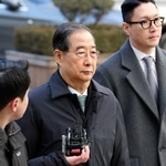 　ソウル中央地裁に出廷する韓国の韓悳洙前首相（中央）＝２１日（共同）