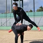 　馬跳びをする中日・岡林（上）と阪神・前川＝津市