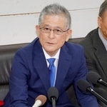 　記者会見する元衆院議員の瑞慶覧長敏氏＝２１日午後、沖縄県庁