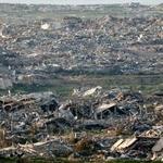　パレスチナ自治区ガザの破壊された建物群。イスラエル側から撮影＝２０日（ロイター＝共同）