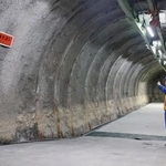 　「幌延深地層研究センター」の地下５００メートル地点の調査坑道に立つ日本原子力研究開発機構の職員＝２１日午前、北海道幌延町の幌延深地層研究センター