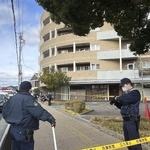 　男性が倒れているのが見つかった兵庫県姫路市のマンション周辺を警戒する警察官＝２０日