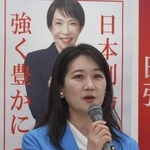 　自民党大阪府連本部で記者会見する松川るい府連会長＝１７日、大阪市中央区