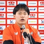 　記者会見で抱負を述べる卓球男子の松島輝空＝２１日、東京体育館