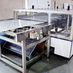 　リサイクルのため、ガラス板（上）と表面部分のシートに分けられた太陽光パネル＝１９日、東京都大田区