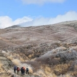 　熊本県・阿蘇山の中岳火口付近（奥）に向かう県警の警察官と消防隊員ら＝２１日午後１時２５分