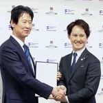 　医療連携などに関する覚書を締結した東京科学大病院の藤井靖久病院長（左）と日本ボクシング連盟の仲間達也会長＝２１日、東京都新宿区