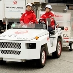 　駐機場で貨物けん引車を運転するミャンマー国籍のテッ・ウェー・フウさん（右）＝２１日午後、成田空港