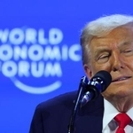 　スイス東部での世界経済フォーラム（ＷＥＦ）年次総会（ダボス会議）で演説する＝トランプ大統領＝２１日、ダボス（ロイター＝共同）