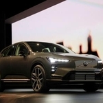 　ボルボの新型ＥＶ「ＥＸ６０」＝２１日、ストックホルム（ロイター＝共同）