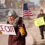 　ＩＣＥの取り締まりに抗議する人＝２１日、メーン州ポートランド（ＡＰ＝共同）