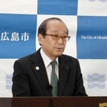 　記者会見する広島市の松井一実市長＝２２日午前、広島市役所