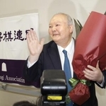 　２０１７年６月、現役引退の記者会見を終え、会場を後にする加藤一二三さん＝東京都渋谷区の将棋会館