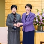 　握手する高市首相（右）と東京都の小池百合子知事＝２２日午前、首相官邸