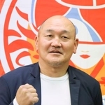 　琉球デイゴスのスーパーバイザーに就任し、記者会見でポーズをとる秋田豊氏＝２２日、沖縄県庁