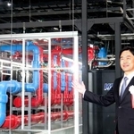 　データセンター開所式であいさつするＫＤＤＩの松田浩路社長＝２２日午後、堺市