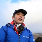 　取材に応じる運輸安全委員会の田上啓介主管調査官＝２２日午後、熊本県阿蘇市