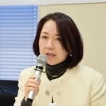 　提訴後に記者会見する作家の深沢潮さん＝２２日午後、東京都千代田区