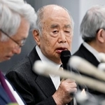 　判決後に記者会見する角川歴彦被告＝２２日午後、東京都千代田区